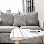 アパート Miku Apartment-modernly Designed Downtown ティラナ